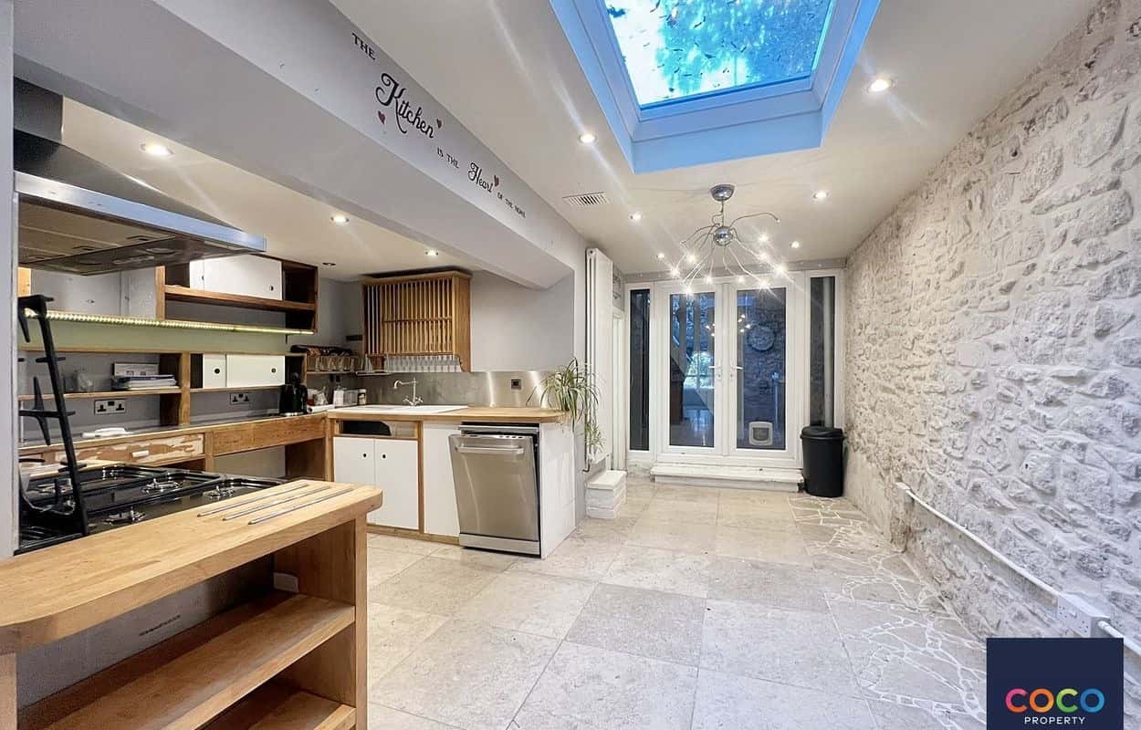 Panoramic Sea Views: Versatile 4 Bed House in Portland Property image 4
