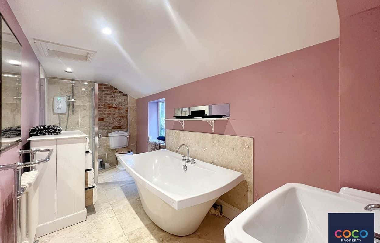 Panoramic Sea Views: Versatile 4 Bed House in Portland Property image 7