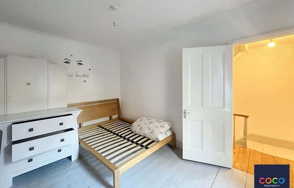 Panoramic Sea Views: Versatile 4 Bed House in Portland Property image 11