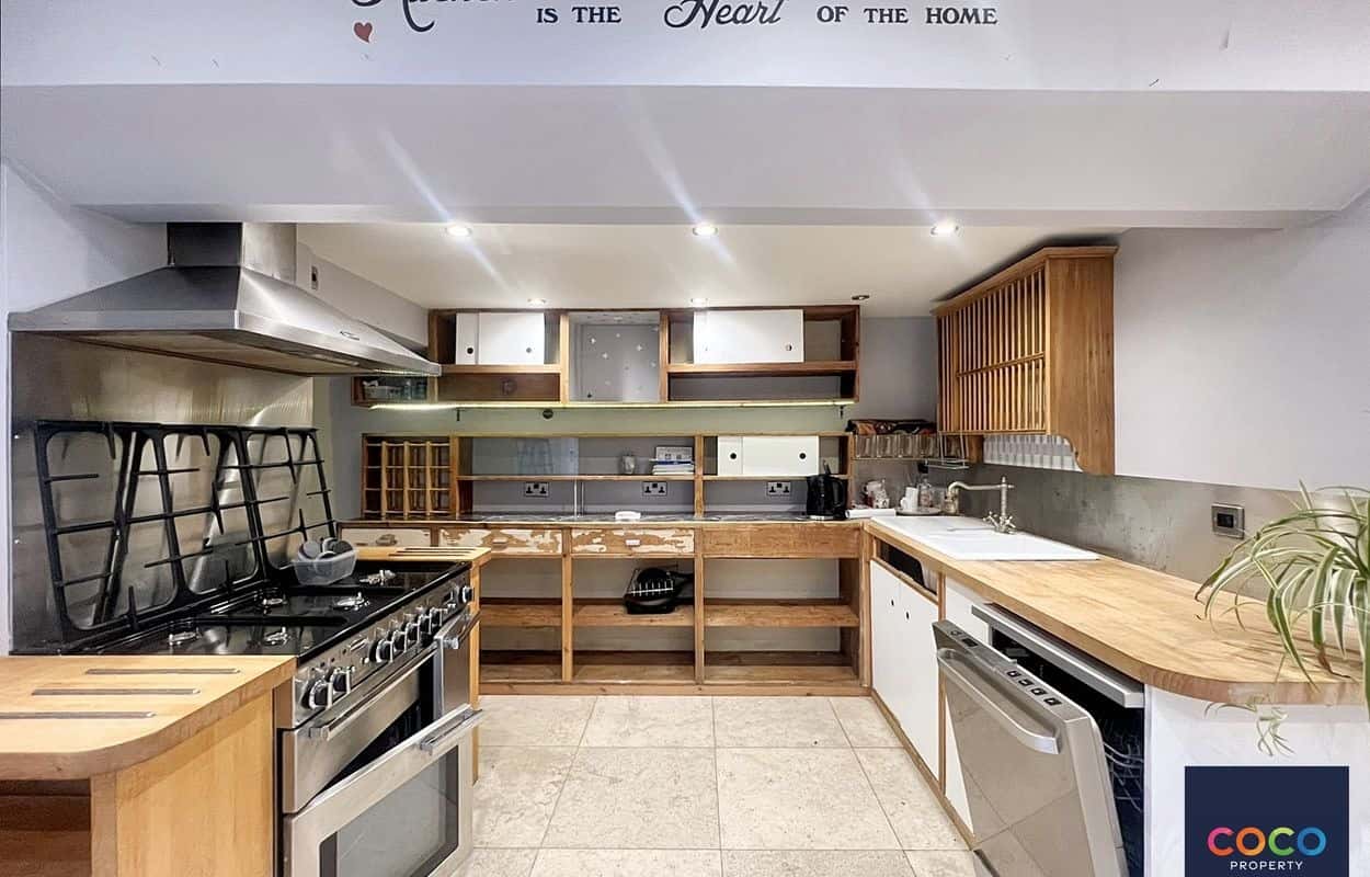 Panoramic Sea Views: Versatile 4 Bed House in Portland Property image 2