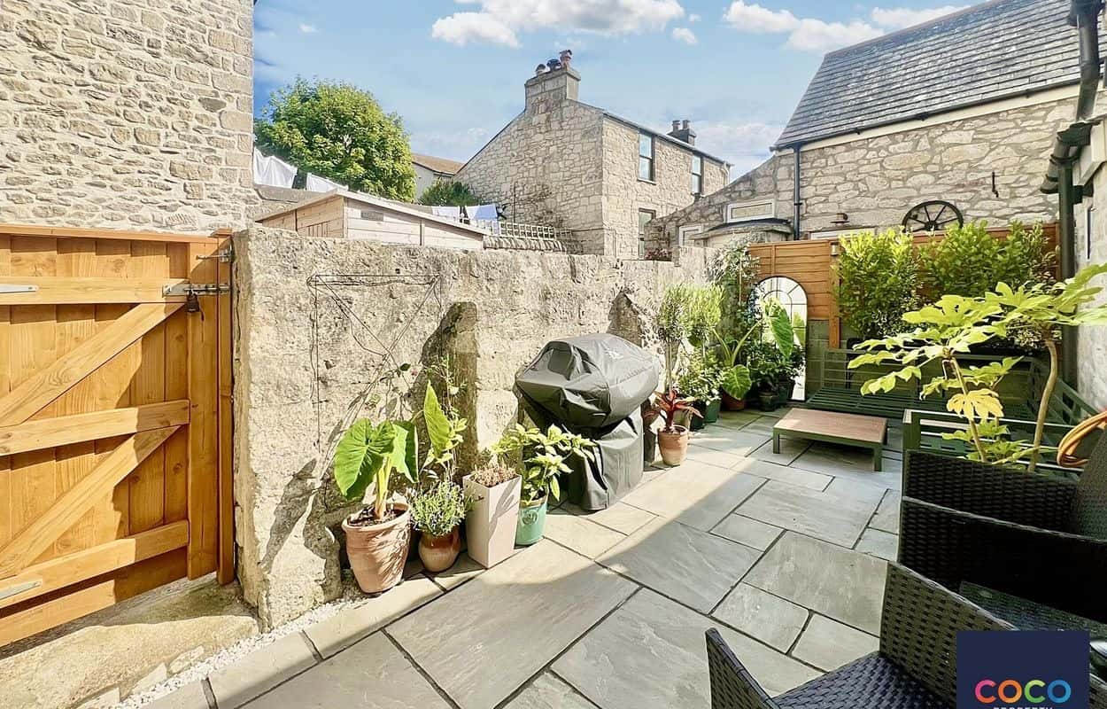 Charming 3-Bed House in Fortuneswell with Sea Views & Courtyard Property image 3