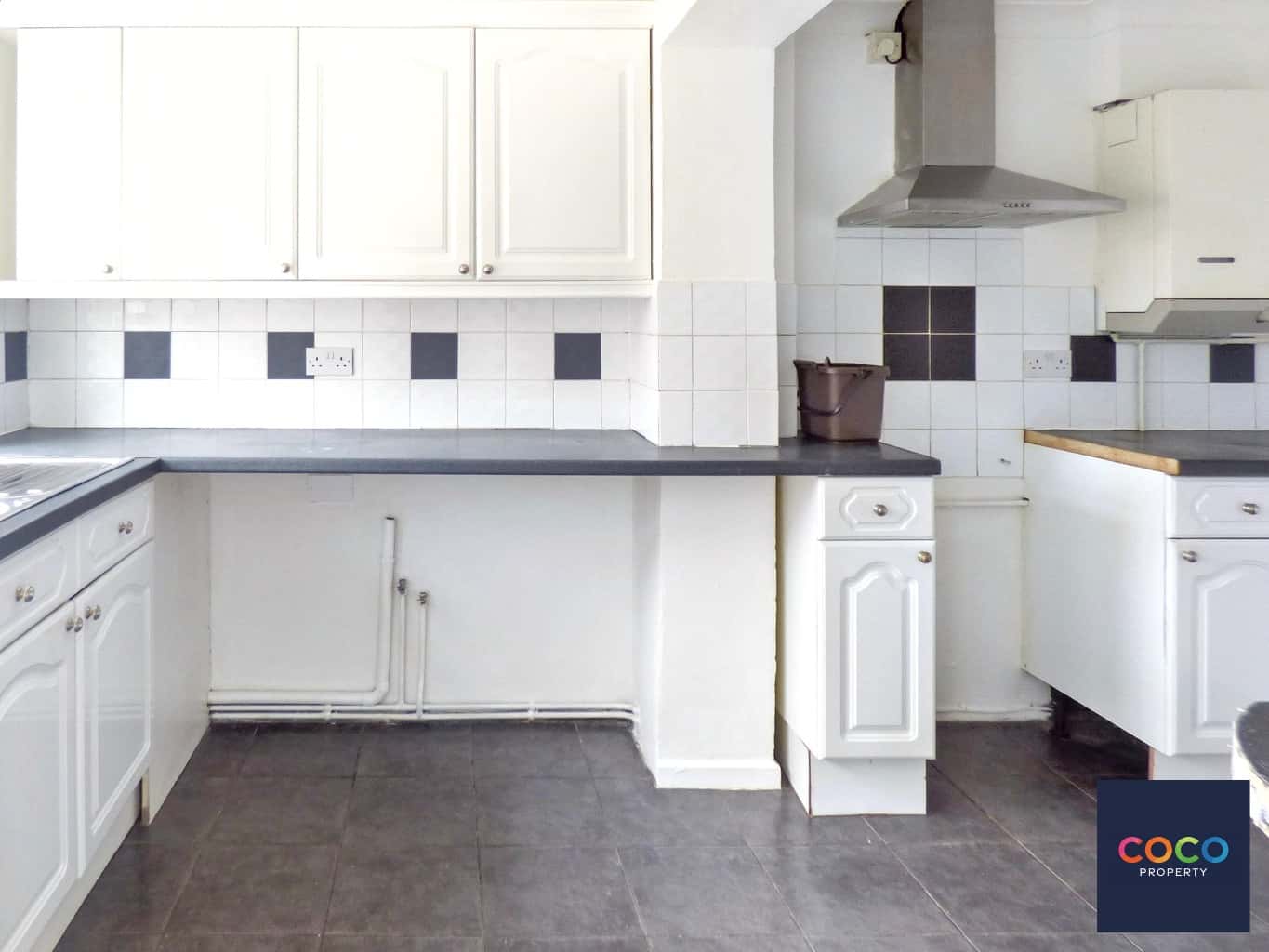 Spacious 4-Bed End-Terrace with Driveway & Garden on Portland Property image 3
