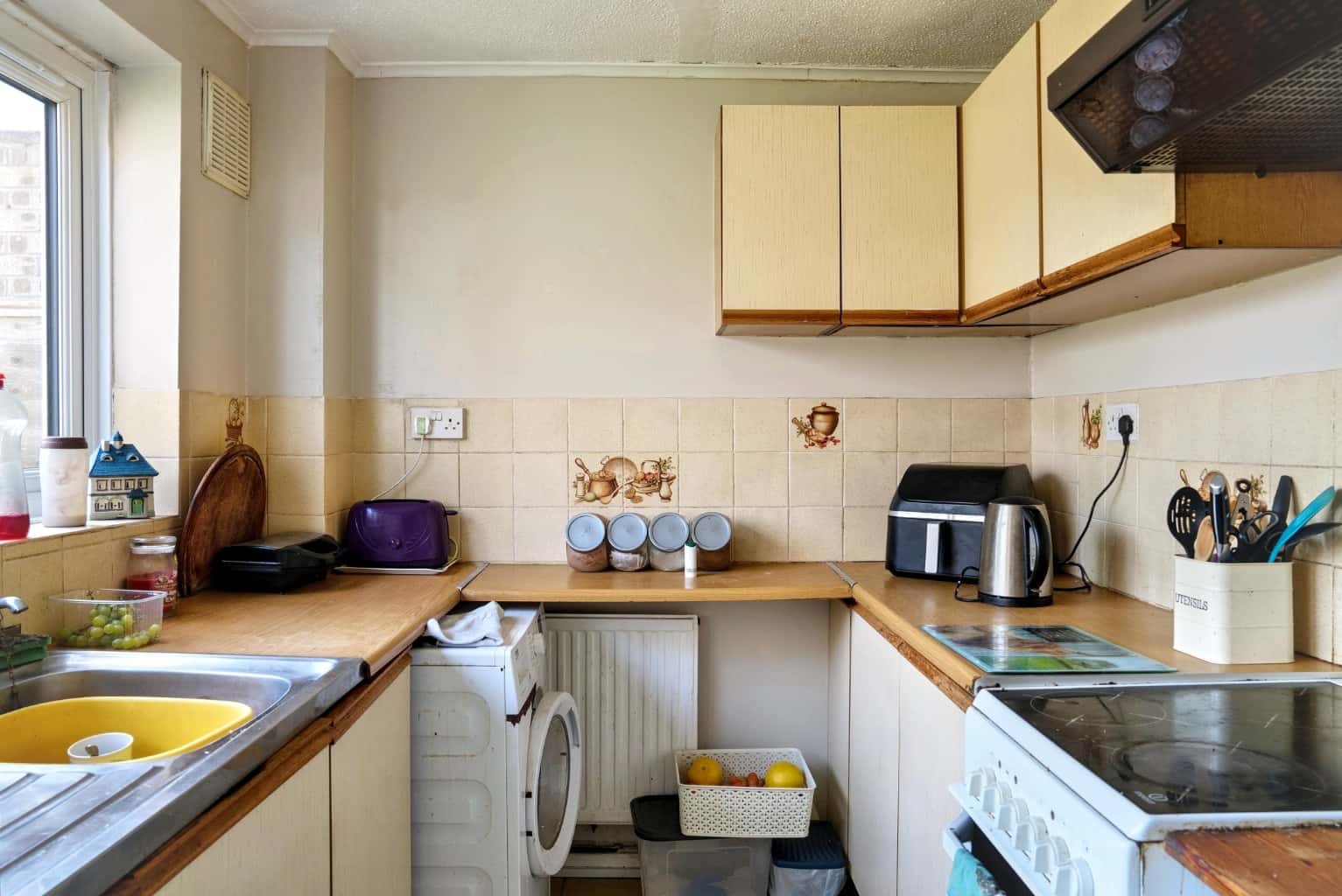 Spacious 3-Bed House on Large Corner Plot in Popular Portland Property image 4
